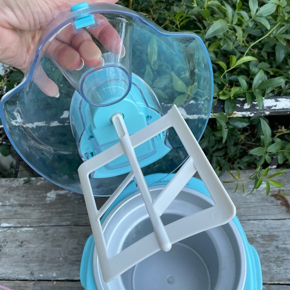 Hamilton Beach Blue 1.5-Quart Ice Cream Maker Model #68322 - Picture 7 of 10